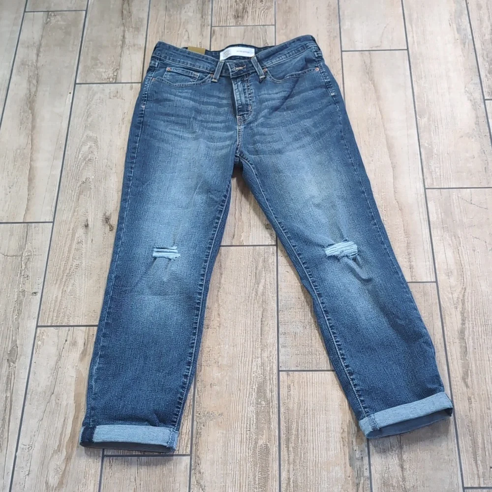 NWT Signature by Levis Distressed Cuffed Mid Rise Slim Boyfriend Denim Jeans - Picture 2 of 6